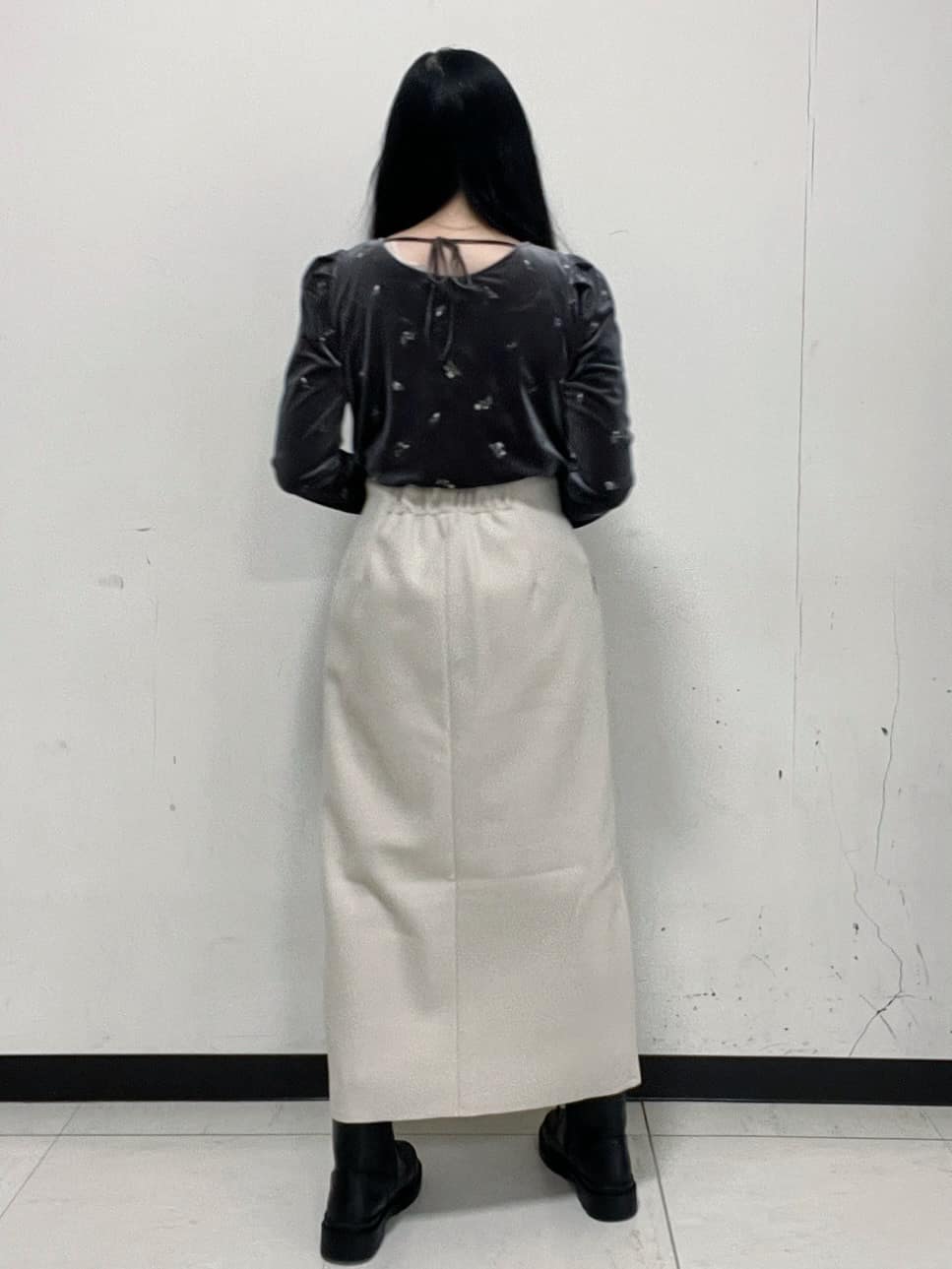 Hitomiさんの「index｜バックシャン小花刺繍ベロアトップス【洗濯機OK】」を使ったコーディネート