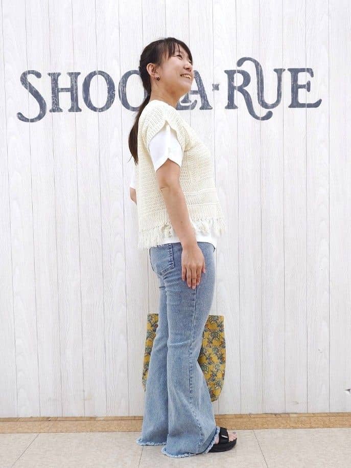 とろろさんの「SHOO･LA･RUE｜【S-LL】裾フリンジマクラメVネックニット」を使ったコーディネート