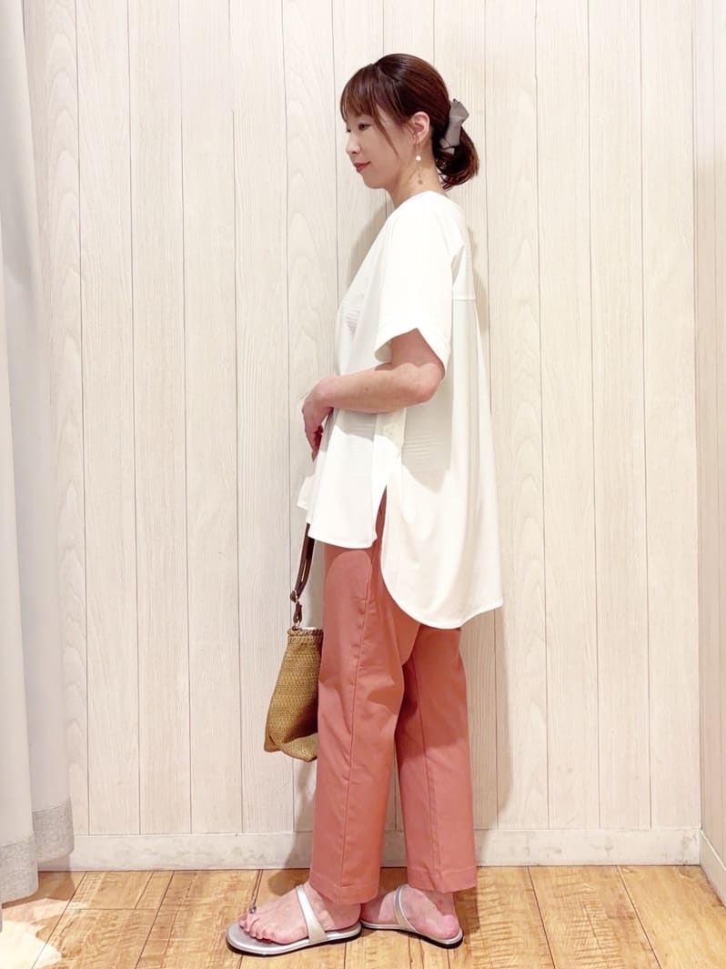 あいこさんの「SHOO･LA･RUE｜【S-LL】さらりとしたタッチが上品見え ワンボタンデザイン トップス」を使ったコーディネート