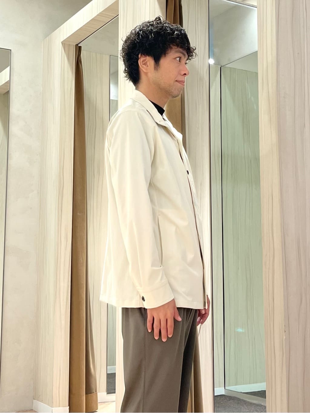 URAさんの「TAKEO KIKUCHI｜【3D ナイロン ストレッチ】スタンドカラー シャツブルゾン」を使ったコーディネート