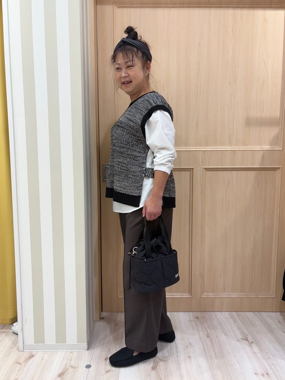 モランさんの「SHOO･LA･RUE｜【2点セット/S-LL】着回しいろいろ 編み柄ベスト&times;ブラウス」を使ったコーディネート
