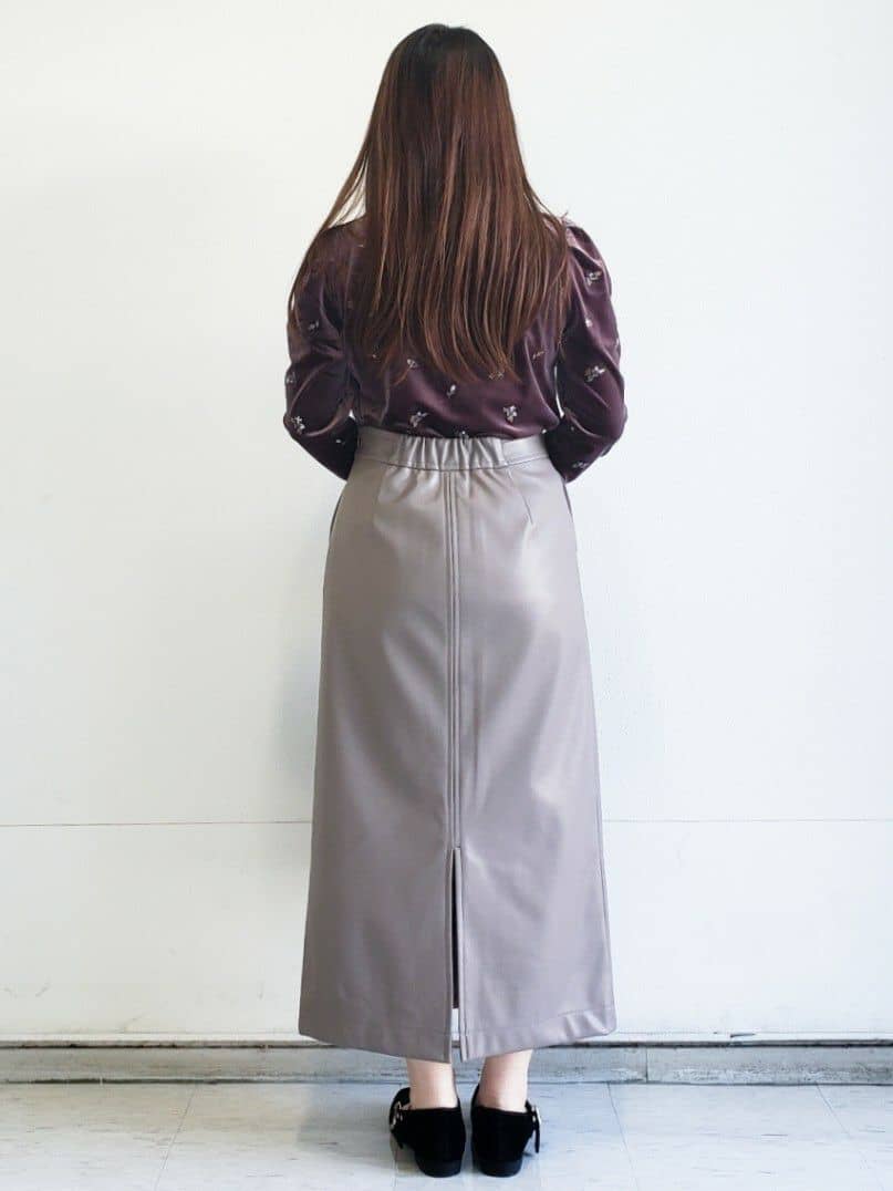 Riaさんの「index｜バックシャン小花刺繍ベロアトップス【洗濯機OK】」を使ったコーディネート
