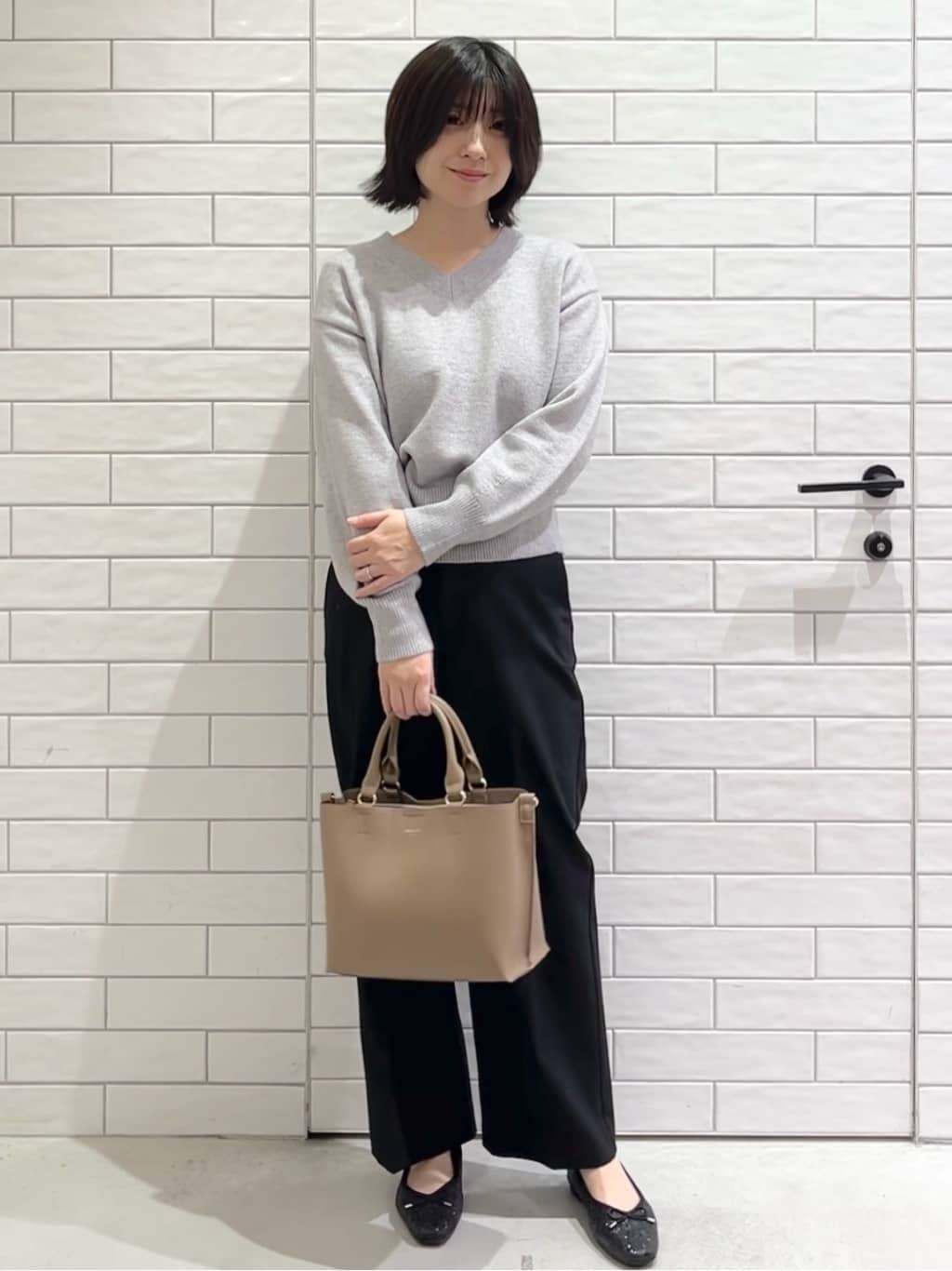 しおりさんの「OPAQUE.CLIP｜Vネックラメニット【洗濯機OK】」を使ったコーディネート