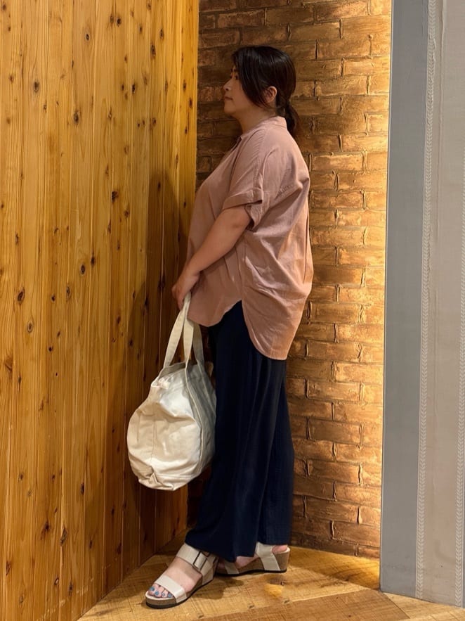 ゆかぴさんの「SHOO･LA･RUE｜【S-LL/UV/接触冷感/抗菌防臭】体型を自然にカバー フレンチリネンブレンド襟付ドルマンシャツ」を使ったコーディネート
