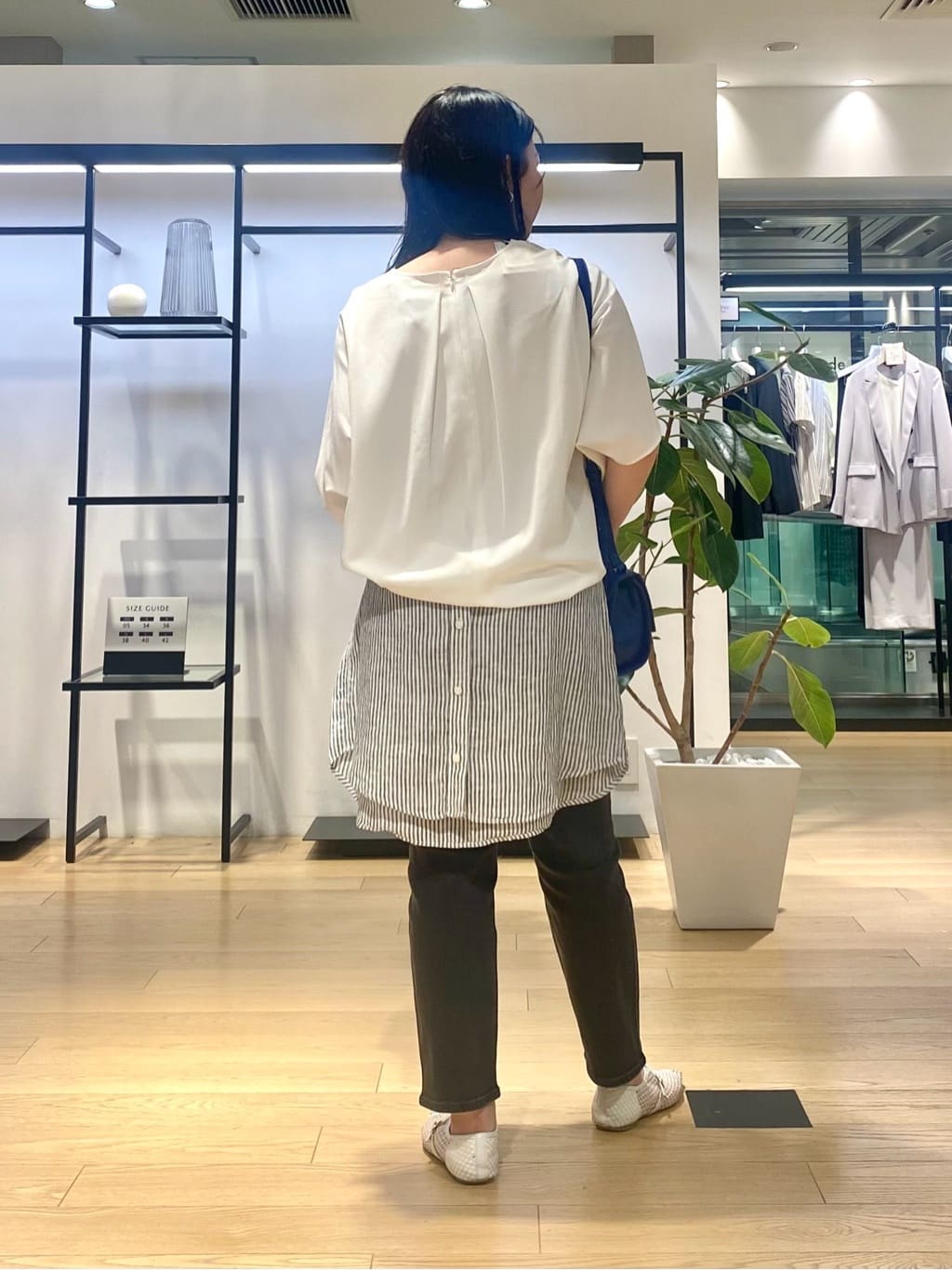 misakiさんの「INDIVI｜【体型カバー/SETUP可能】ジョーゼット　ドルマンブラウス」を使ったコーディネート