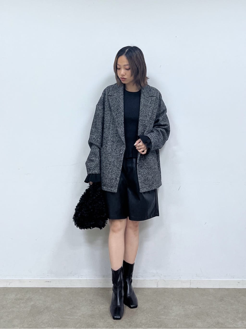 Harukaさんの「INDIVI｜フェイクファーマイクロバッグ」を使ったコーディネート