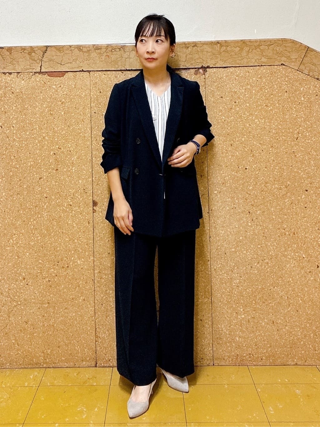 hattoriさんの「INDIVI｜【洗える／通勤】無地＆マルチストライプ柄Vネックブラウス」を使ったコーディネート