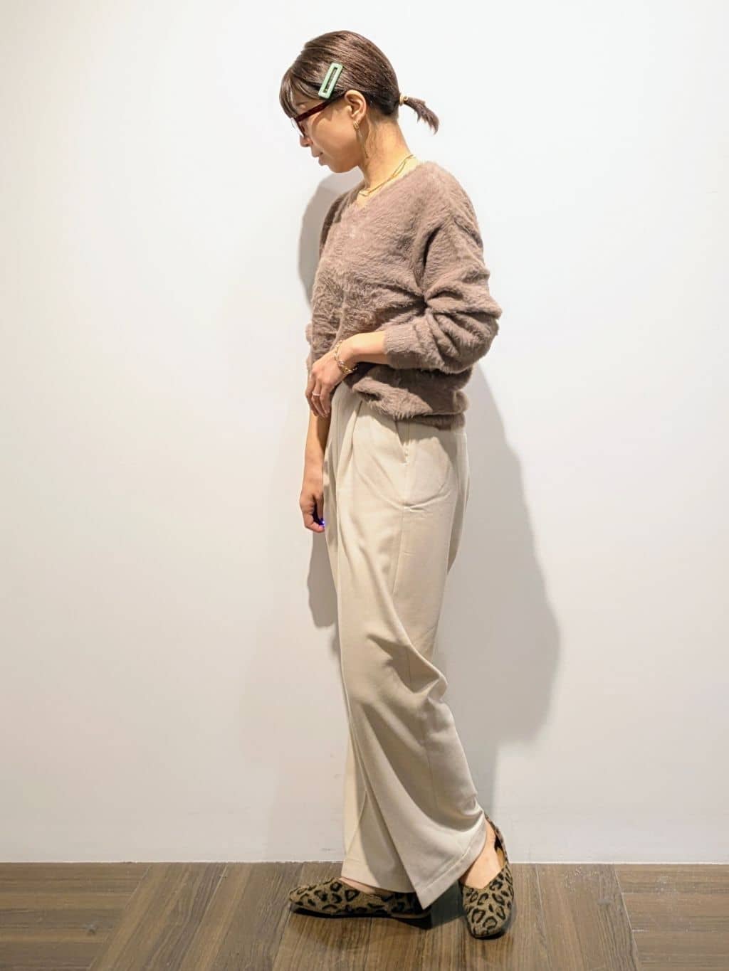 4410さんの「THE SHOP TK｜【華やかで柔らか】ふわふわフェザーニット/洗える・前後2WAY」を使ったコーディネート