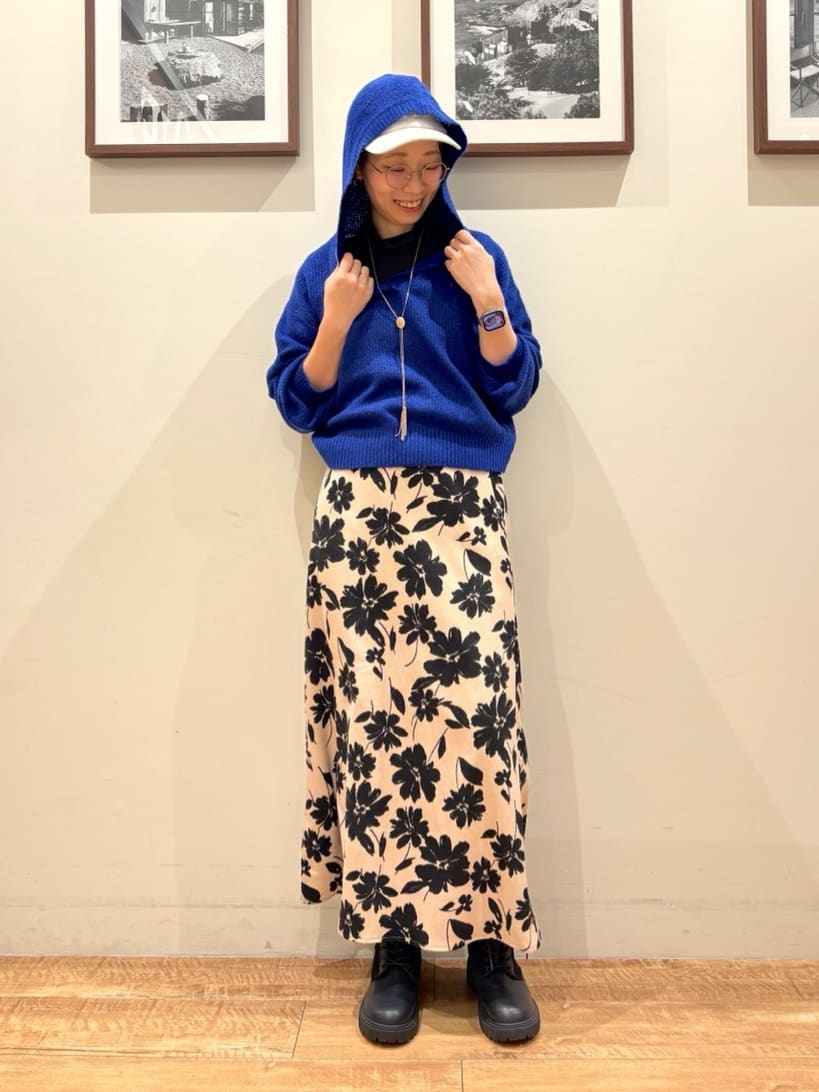 Ayumiさんの「SHOO･LA･RUE｜【S-LL】お顔周りをすっきり魅せる ふんわり Vネックフードニット」を使ったコーディネート
