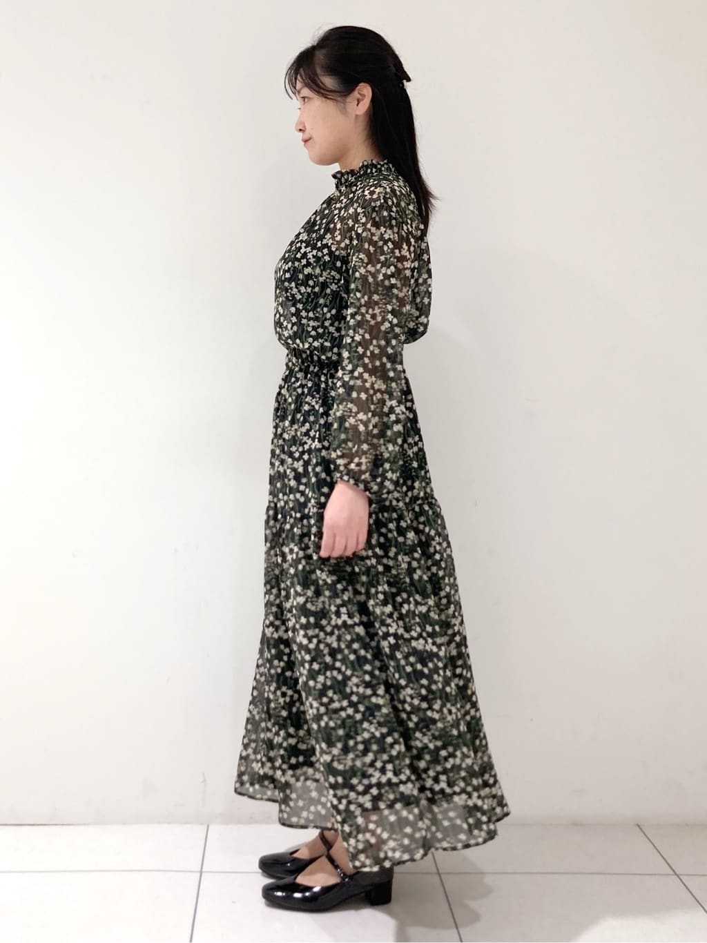momokoさんの「INDIVI｜【秋映え柄/セットアップ可能】フラワーシフォンブラウス」を使ったコーディネート