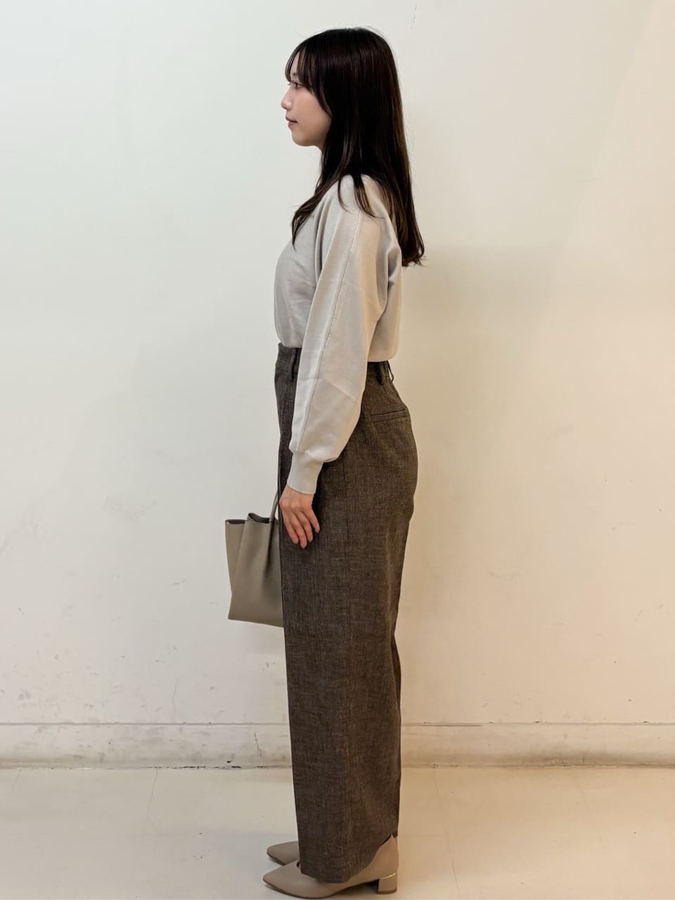もとさんの「index｜ビジューキーネックドルマンニット【洗濯機OK】」を使ったコーディネート
