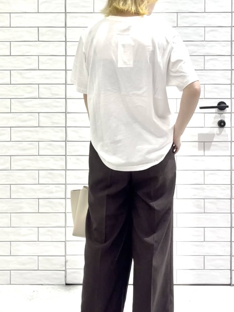 しおりさんの「OPAQUE.CLIP｜ウエストサテン使いイージーワイドパンツ【洗濯機洗い可】」を使ったコーディネート