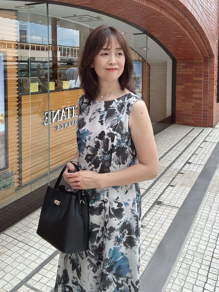 makiさんの「UNTITLED｜【シアー/エレガント/花柄/夏ワンピ】ペイントフラワーワンピース」を使ったコーディネート