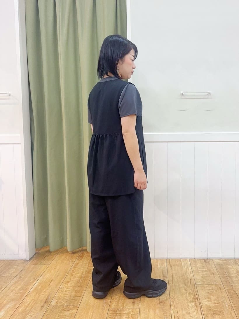 makiさんの「SHOO･LA･RUE｜【セットアップ可】さらりと軽やかに ダブルジップ麻調ジレ」を使ったコーディネート