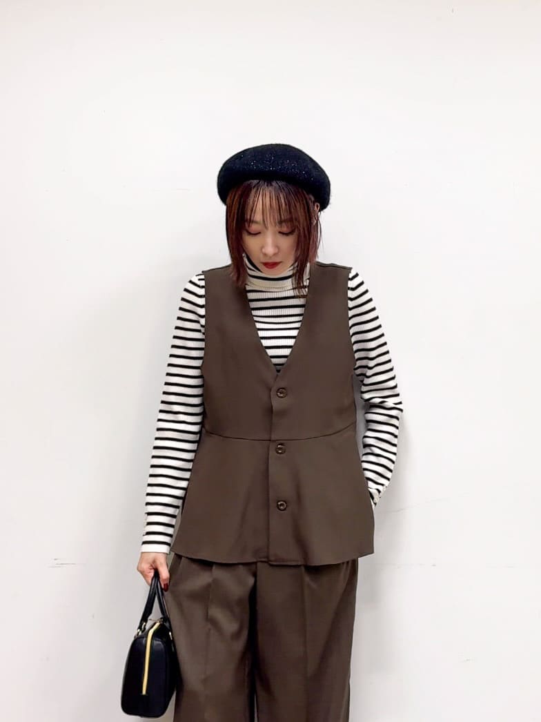 𝐜𝐡𝐢𝐤𝐚さんの「SHOO･LA･RUE｜【S-LL/セットアップ可/洗濯後しわになりにくい】ペプラムジレ」を使ったコーディネート