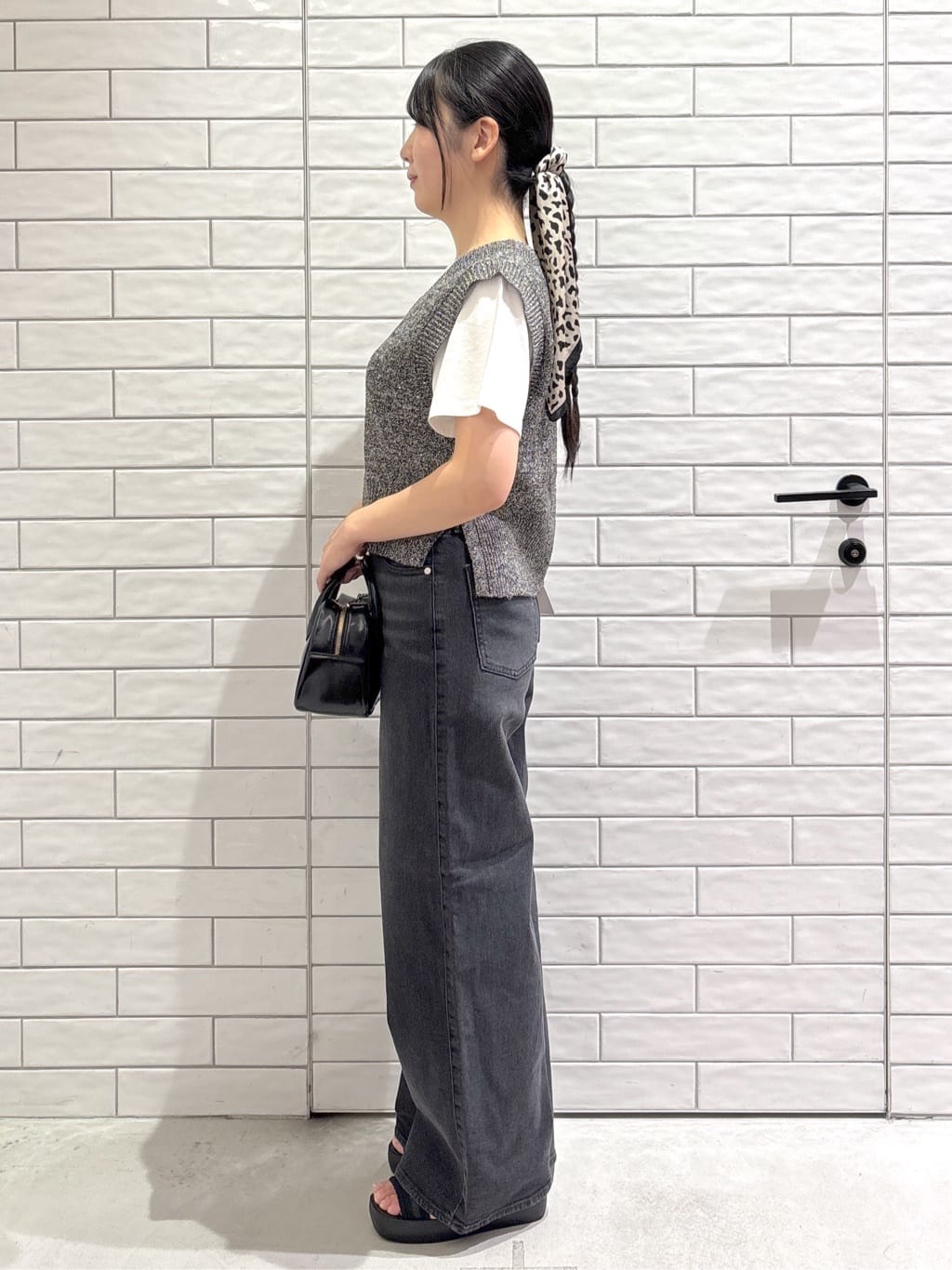 ayumiさんの「OPAQUE.CLIP｜メタリック刺繍ロゴTシャツ【接触冷感／洗濯機洗い可】」を使ったコーディネート