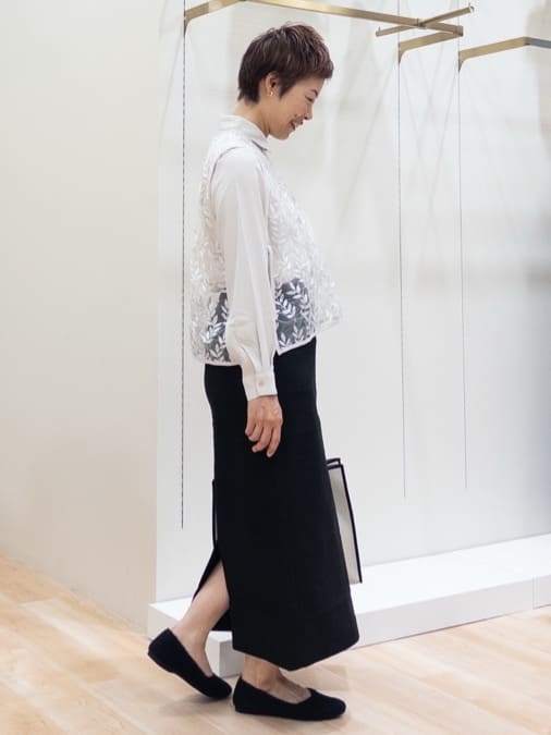 シュウコさんの「grove｜リーフ刺繍スパンコールベスト＆ブラウスセット」を使ったコーディネート