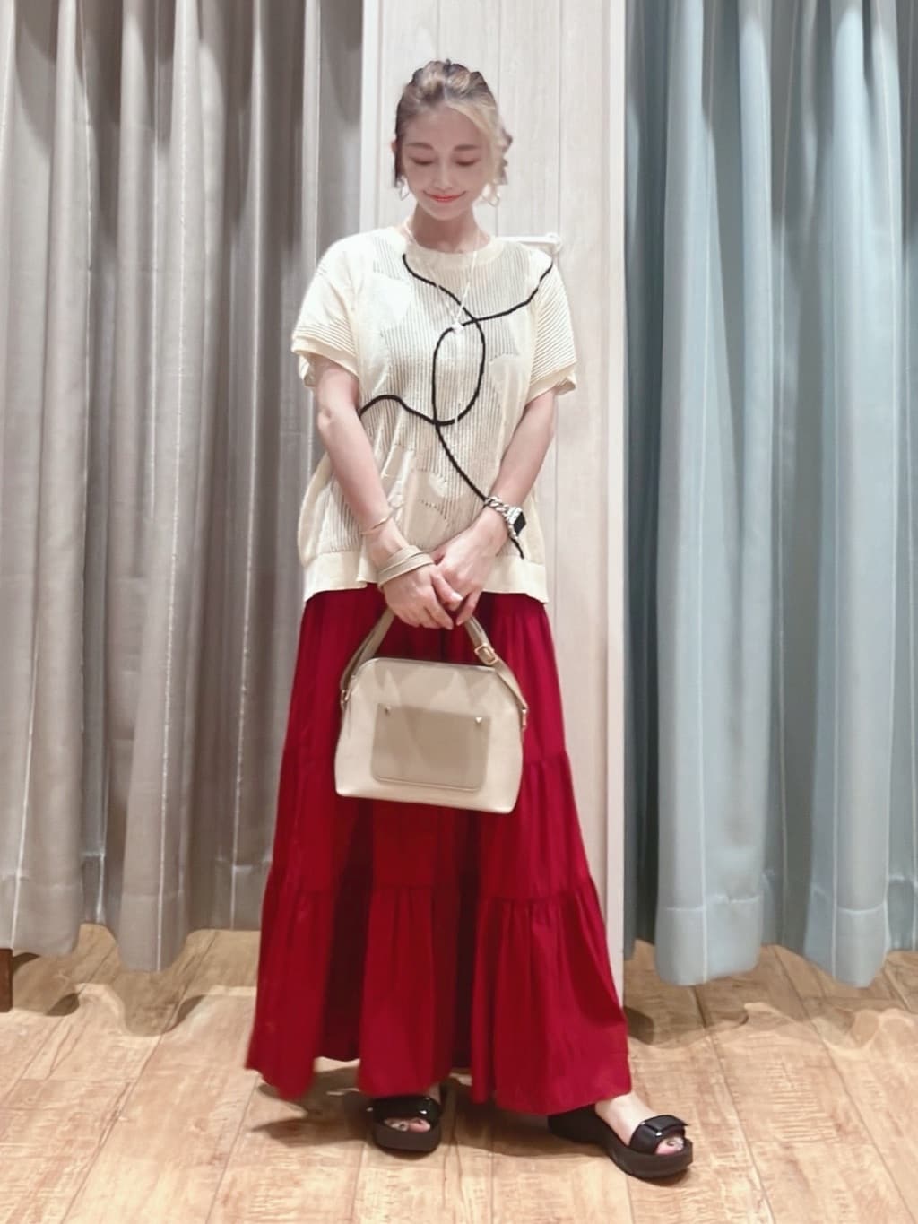 aaamiさんの「SHOO･LA･RUE｜【洗える/S-LL】微光沢で華やかなティアードスカート」を使ったコーディネート