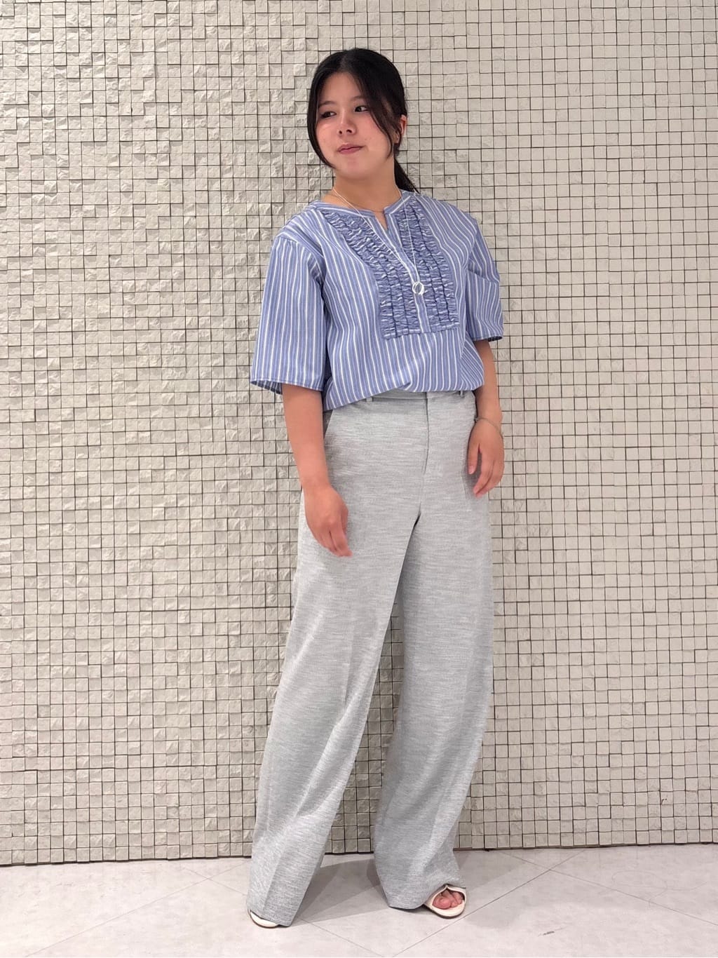 MEGUMIさんの「INDIVI｜【洗える】胸元タックフリルブラウス」を使ったコーディネート