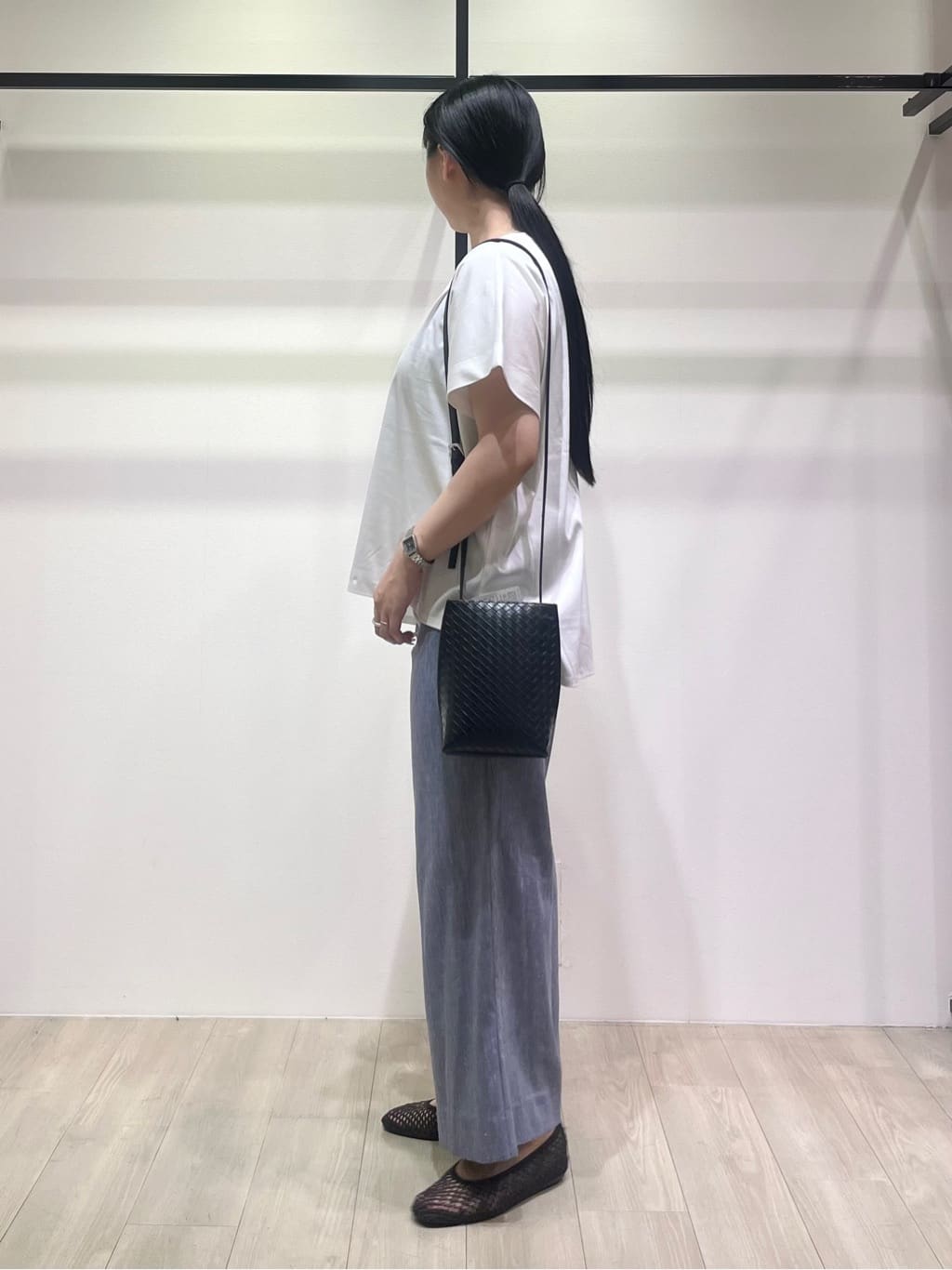 hasuさんの「INDIVI｜【洗える／汗ジミ防止】バイカラー＆アシメヘム Tシャツ」を使ったコーディネート