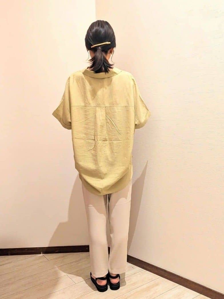 asa.さんの「SHOO･LA･RUE｜【S-LL/UV/接触冷感/抗菌防臭】体型を自然にカバー フレンチリネンブレンド襟付ドルマンシャツ」を使ったコーディネート