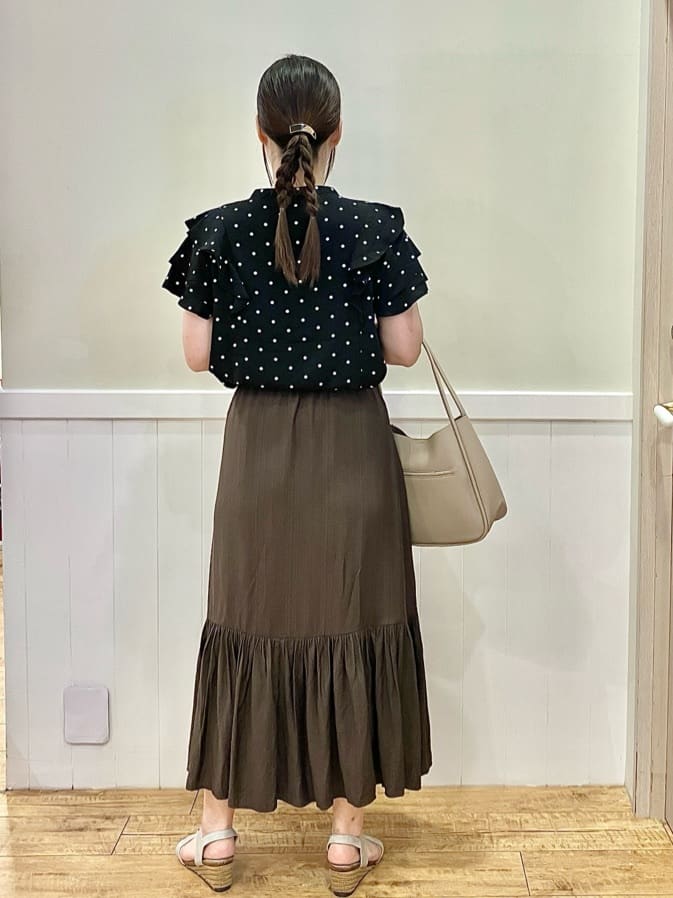 FUJIさんの「SHOO･LA･RUE｜【無地/ドット柄】お袖フリルが華やぐ きれいめブラウス」を使ったコーディネート