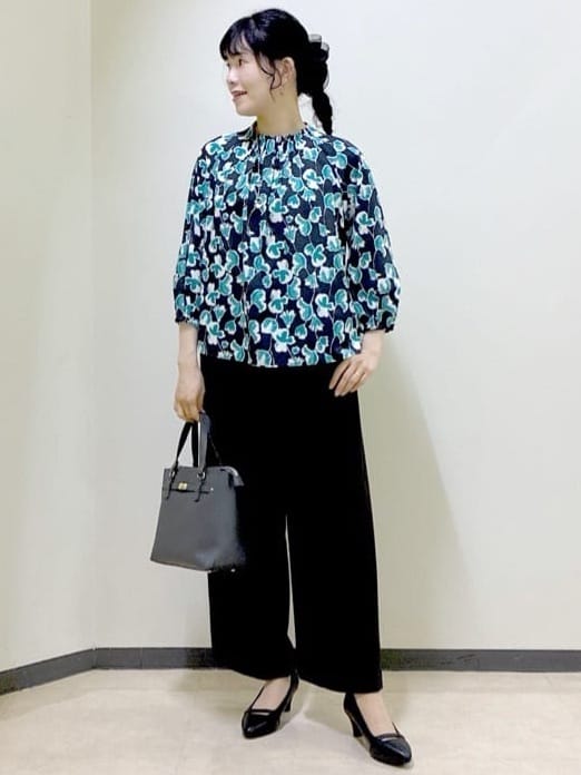  beni_gingerさんの「Reflect｜【ジャケットのインナーにおすすめ◎】花柄タックデザインブブラウス」を使ったコーディネート