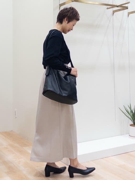 シュウコさんの「grove｜ON/OFF毎日使える！袖口ボタンドロップショルダーニット」を使ったコーディネート