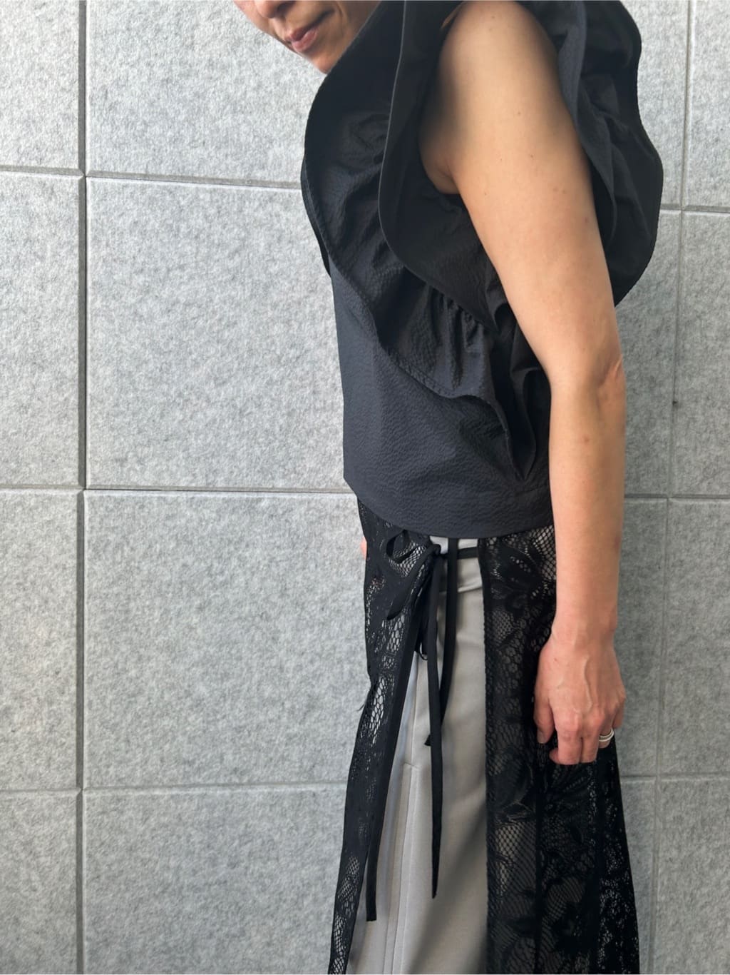 yukoさんの「CODE A｜ruffle drama blouse」を使ったコーディネート