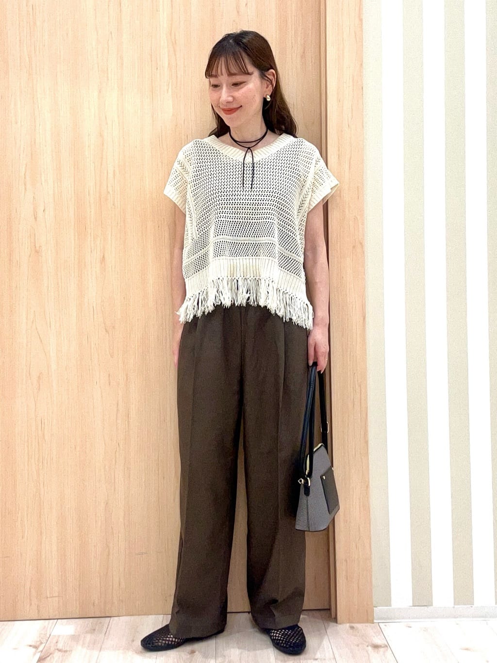 ririさんの「SHOO･LA･RUE｜【S-LL】裾フリンジマクラメVネックニット」を使ったコーディネート