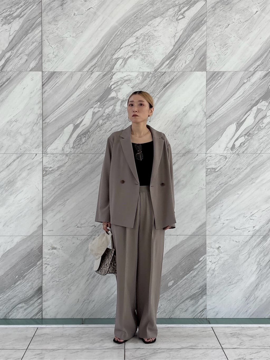 kotakiさんの「INDIVI｜Comfy SET UP｜イージーストレートワイドパンツ【セットアップ対応／通勤/カセット服】」を使ったコーディネート