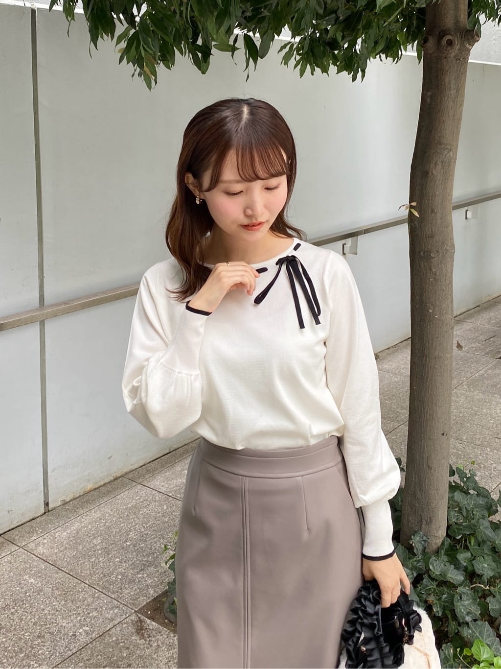 みさかさんの「index｜レザー調ストレッチAラインロングスカート【洗える】」を使ったコーディネート