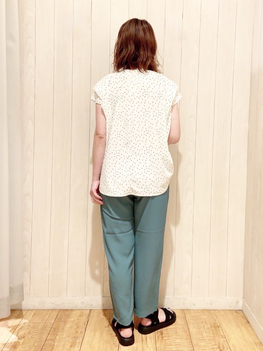 あいこさんの「SHOO･LA･RUE｜【S-LL/ひんやり】きちんと見えで好印象 ドット柄デザイントップス」を使ったコーディネート