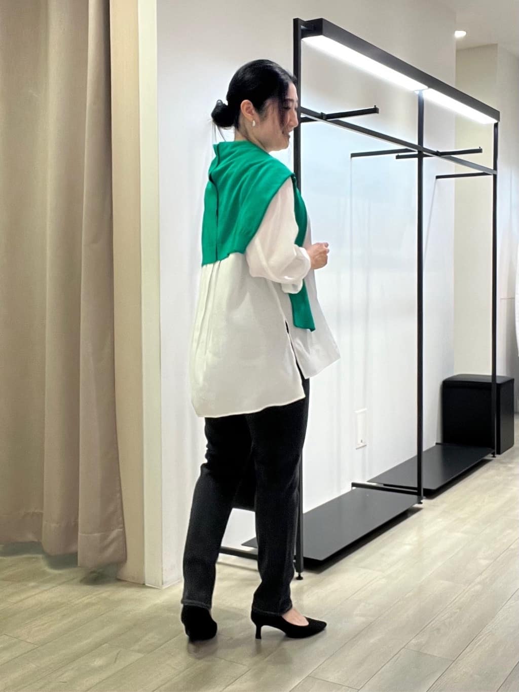 TOMOMIさんの「INDIVI｜【体型カバー／清涼感】シアーオーバーシャツ」を使ったコーディネート