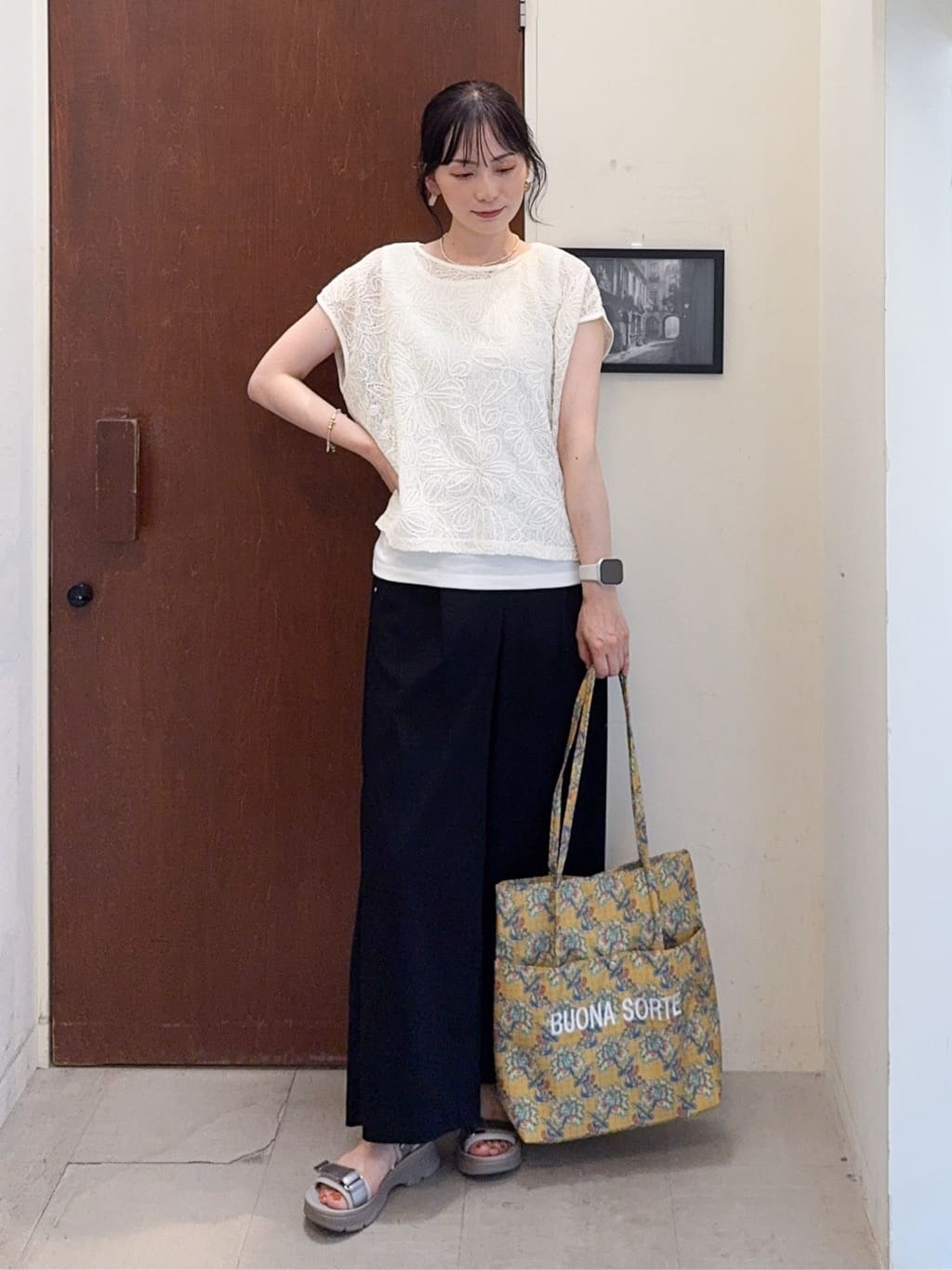 𝐇𝐢𝐫𝐨𝐦𝐢さんの「SHOO･LA･RUE｜【2点セット】刺繍レーストップス」を使ったコーディネート