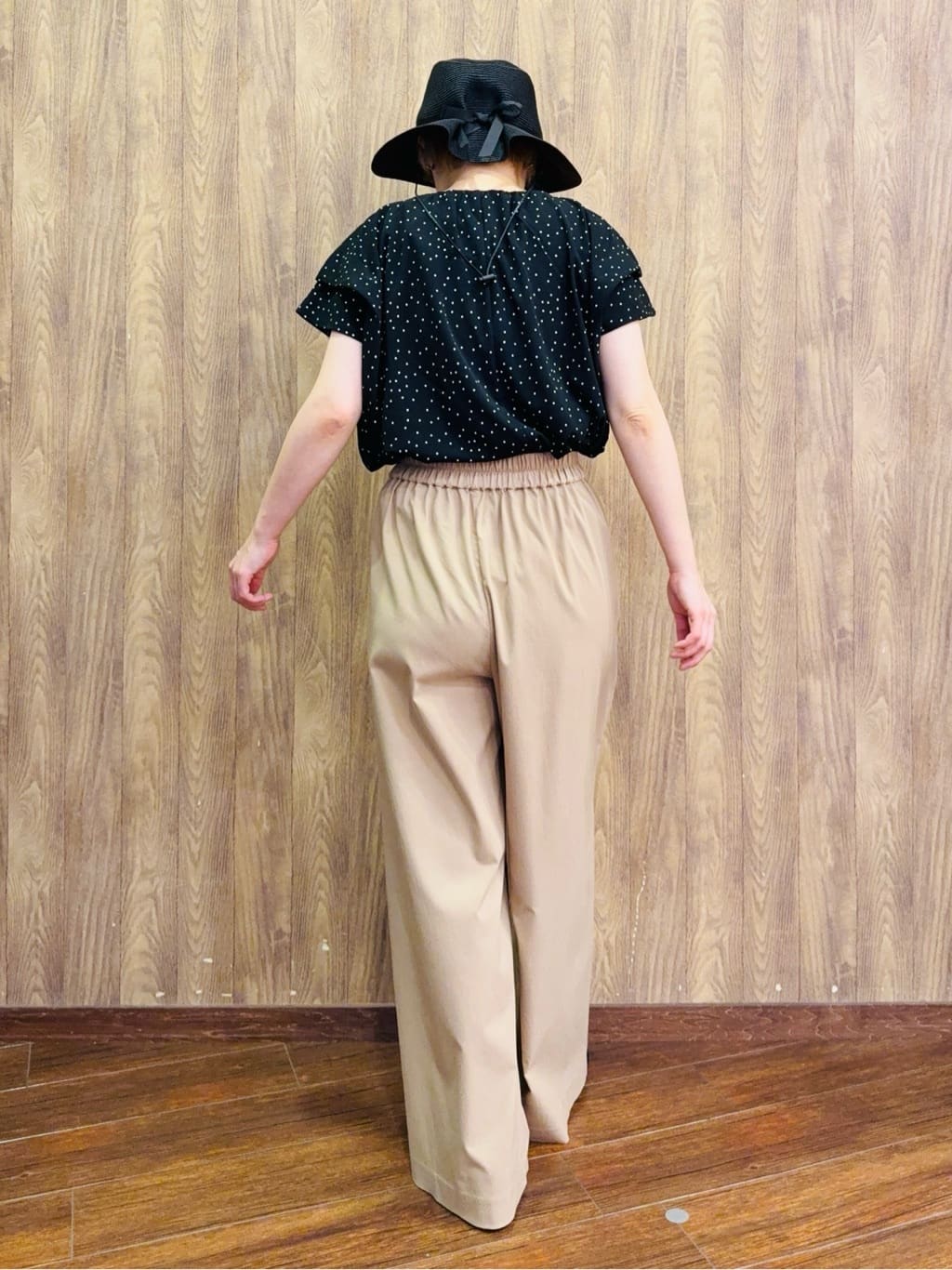 ちばみさんの「SHOO･LA･RUE｜【S-LL/ひんやり】きちんと見えで好印象 ドット柄デザイントップス」を使ったコーディネート