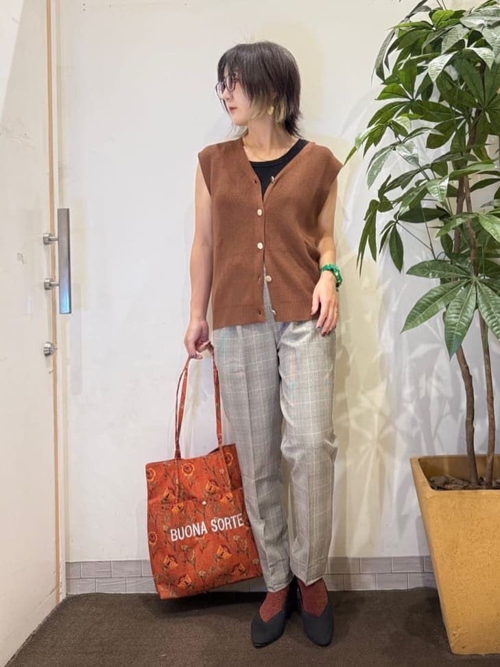 misakiさんの「SHOO･LA･RUE｜【S-LL】ゴールドボタンが上品 大人のニットベスト」を使ったコーディネート