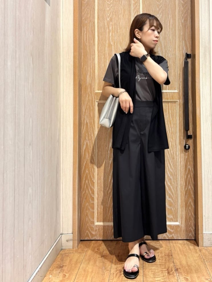 meiさんの「SHOO･LA･RUE｜【2点セット】着回しいろいろ ジレ＋ロゴTシャツ」を使ったコーディネート