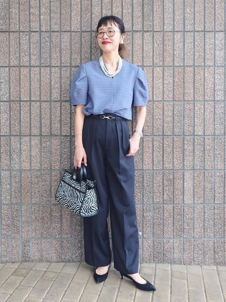 MUTSUKOさんの「UNTITLED｜【吸水速乾/ストレッチ/Vネック】フォルムスリーブ ブラウス」を使ったコーディネート