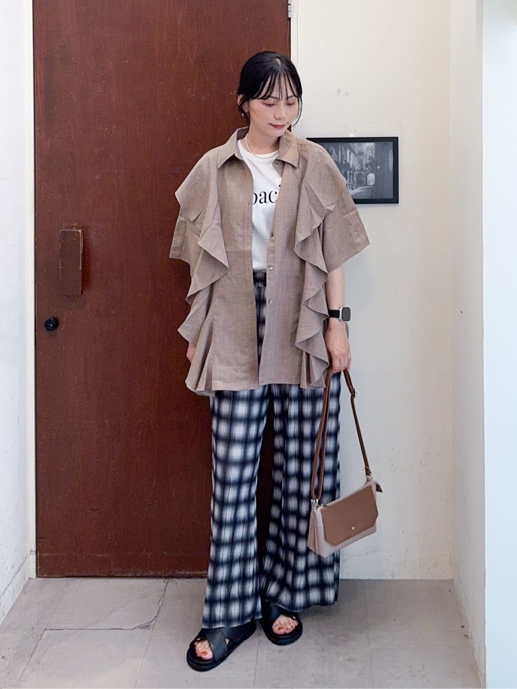 𝐇𝐢𝐫𝐨𝐦𝐢さんの「SHOO･LA･RUE｜【洗える/S-LL】大きめのフリルが印象的 デザインブラウス」を使ったコーディネート