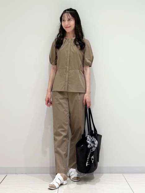 kayoさんの「INDIVI｜【90cm四方】ボタニカル柄大判スカーフ」を使ったコーディネート