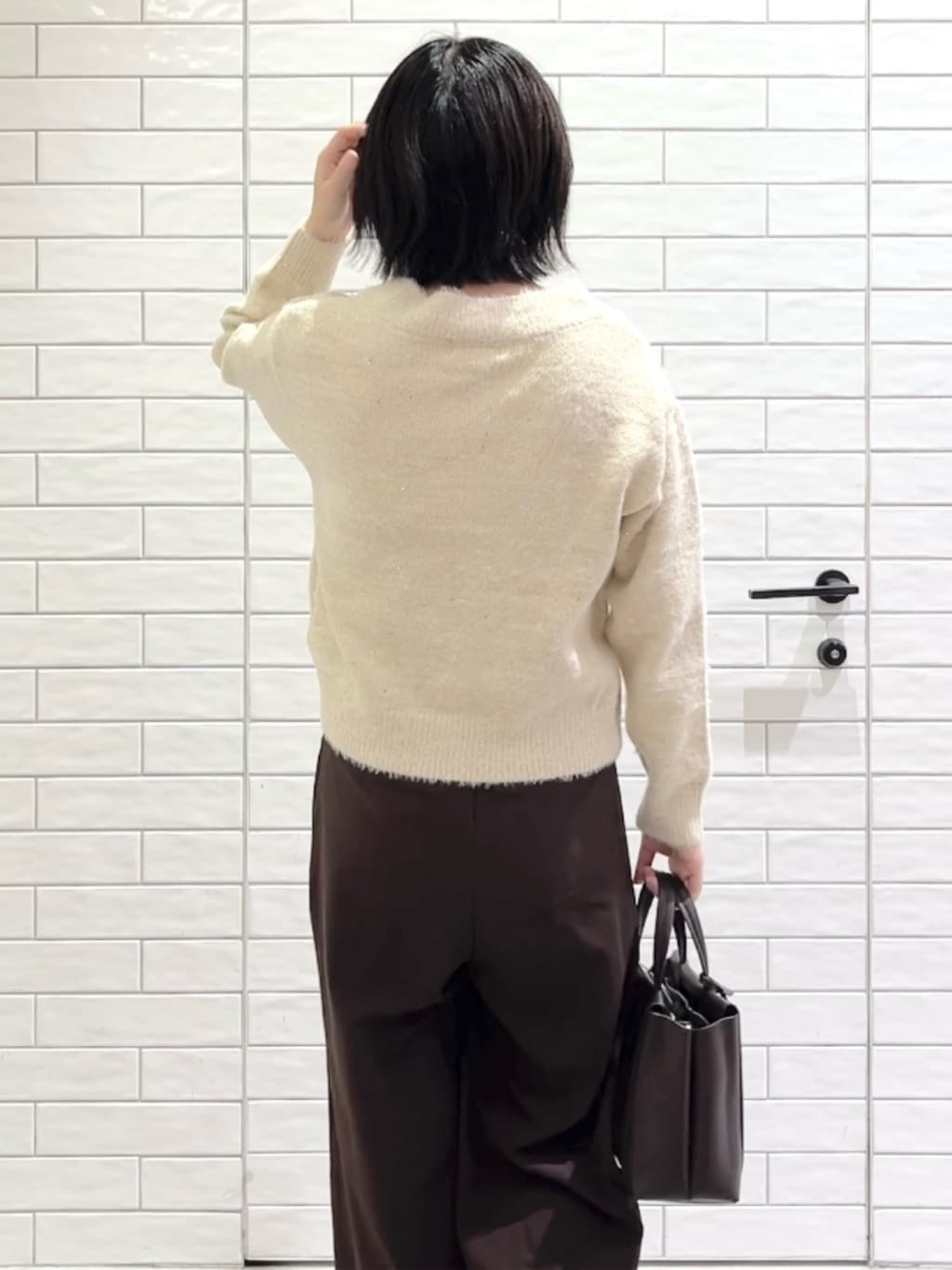 しおりさんの「OPAQUE.CLIP｜スパンコールフェザーVネックニット【洗濯機OK】」を使ったコーディネート