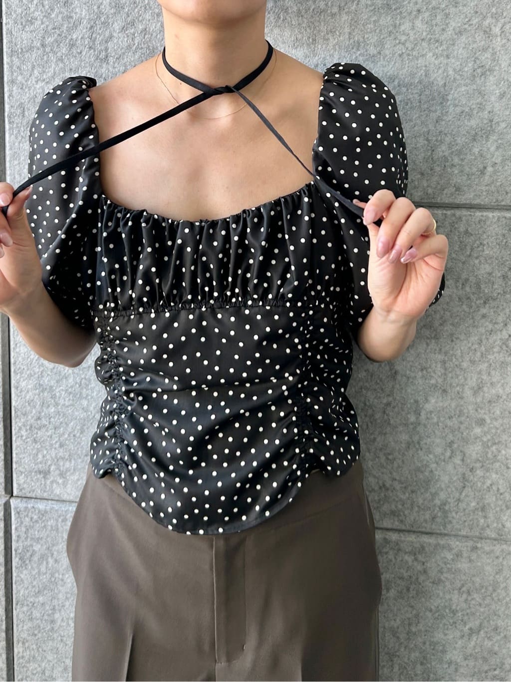 harunaさんの「CODE A｜polka dot blouse」を使ったコーディネート