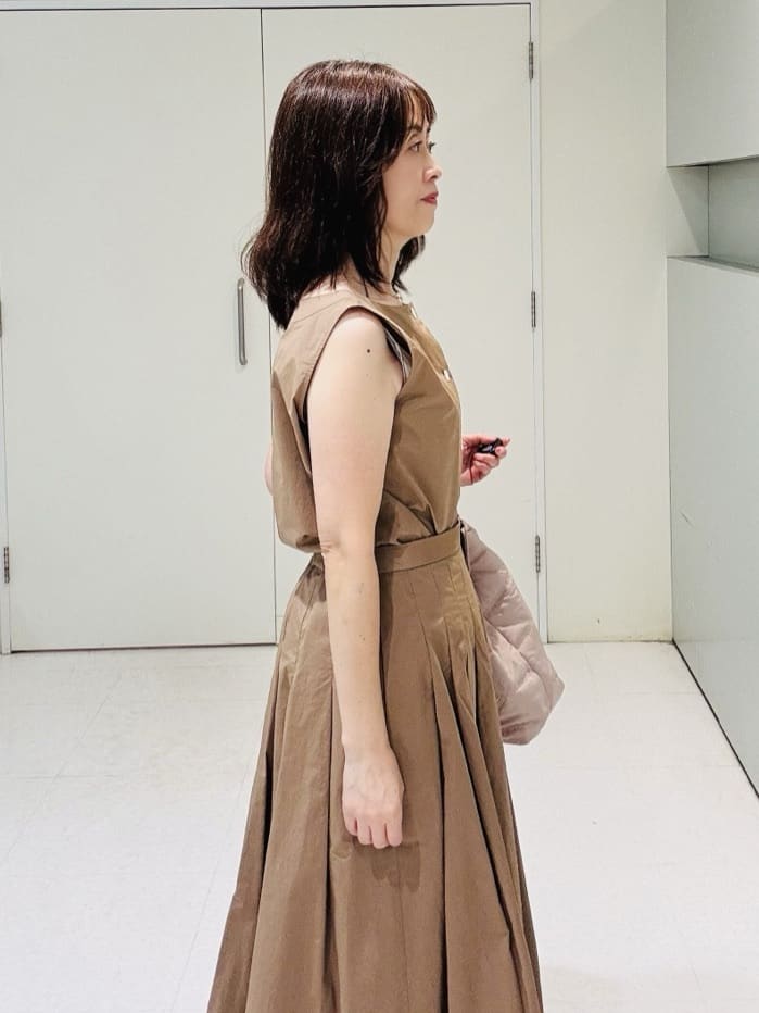 makiさんの「UNTITLED｜【2WAY/セットアップ可/ノースリーブ/前ボタン】ファブリカブラウス」を使ったコーディネート
