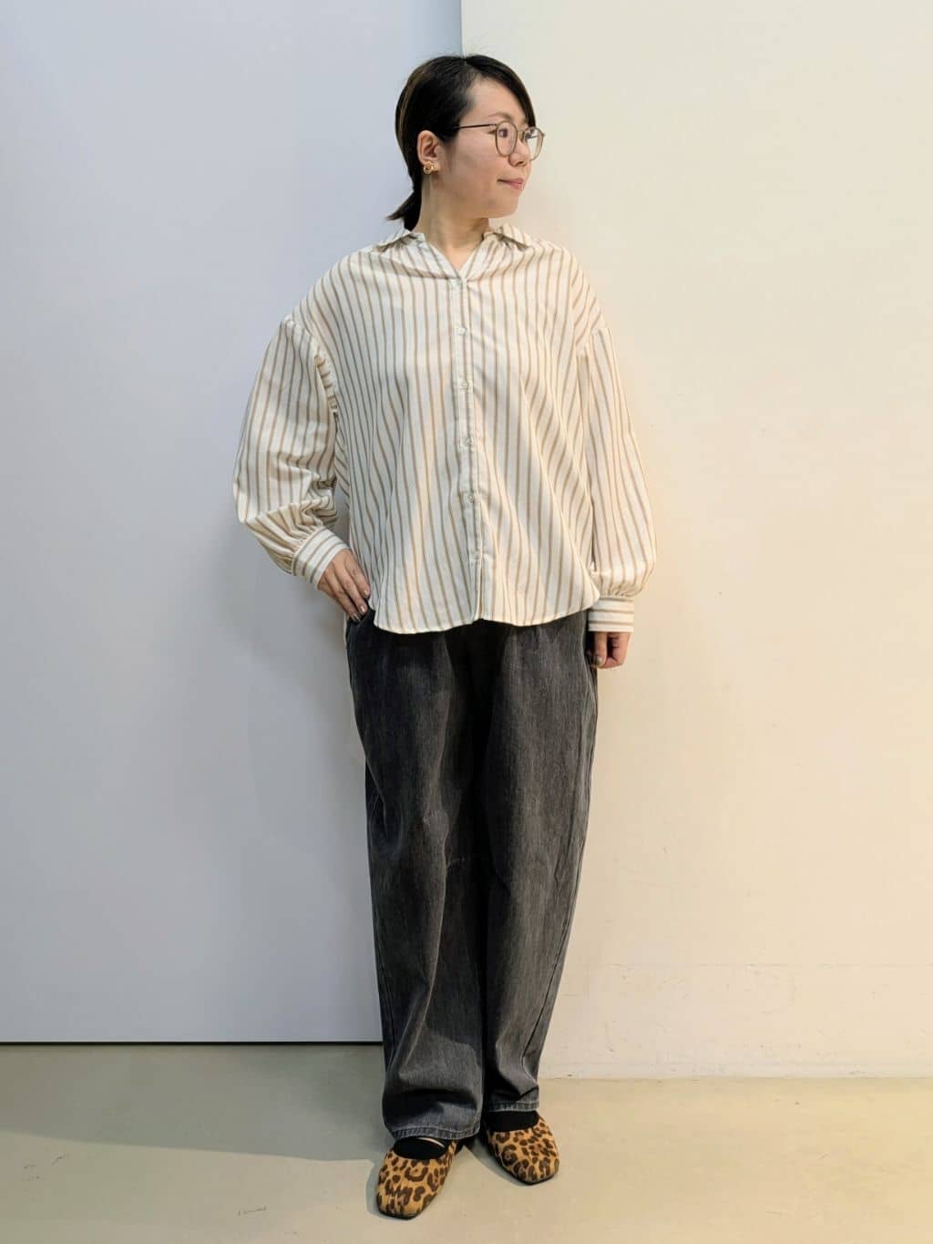 kotoさんの「THE SHOP TK｜【後ろ姿もサマになる】ストライプ バックシャーリングシャツ/体型カバー/洗える」を使ったコーディネート