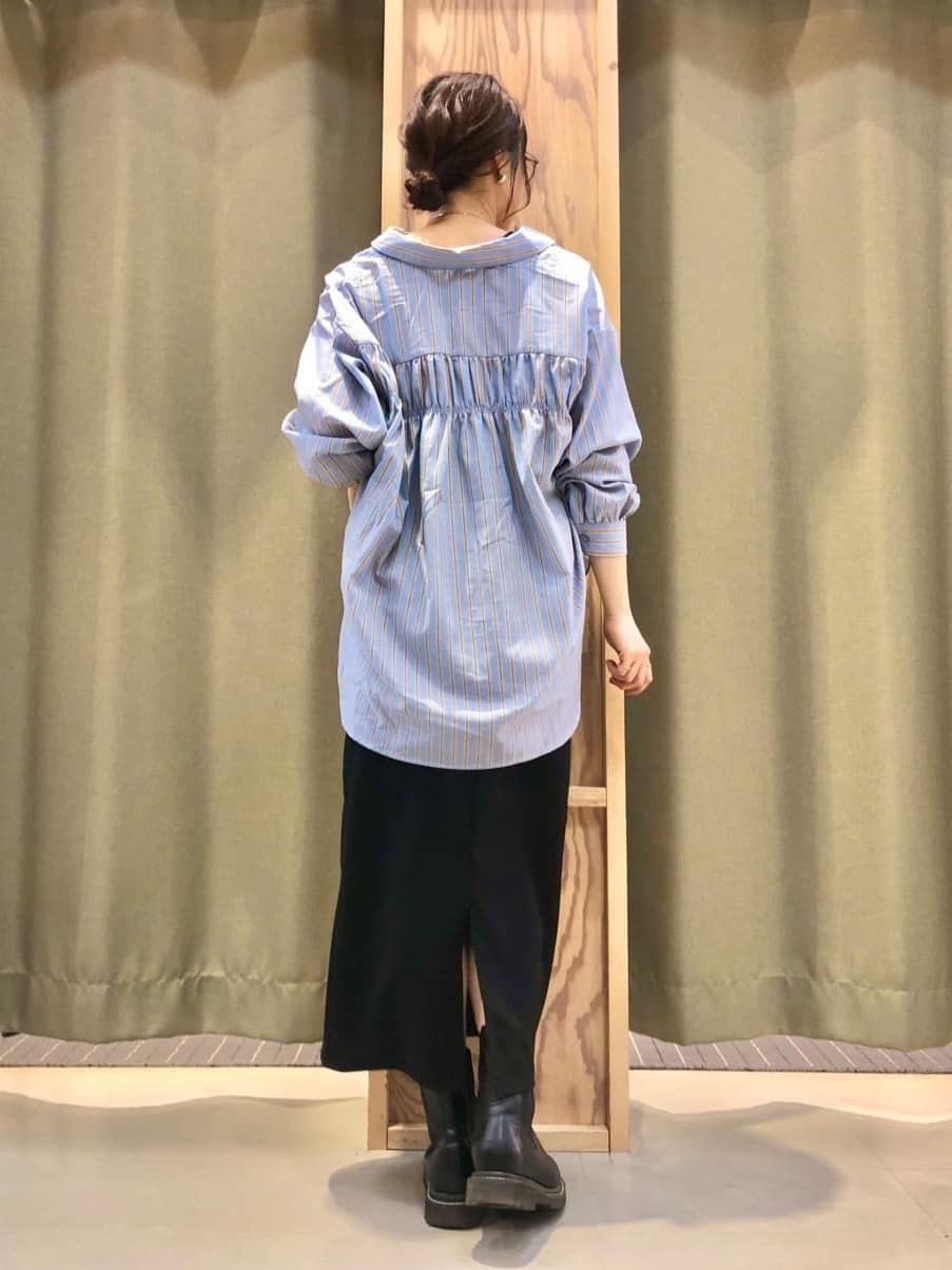 ころさんの「THE SHOP TK｜【後ろ姿もサマになる】ストライプ バックシャーリングシャツ/体型カバー/洗える」を使ったコーディネート