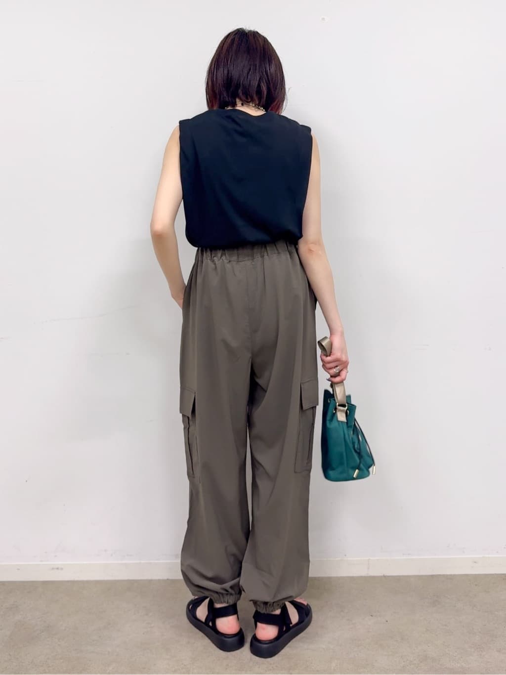 𝐜𝐡𝐢𝐤𝐚さんの「SHOO･LA･RUE｜【S-LL】ゆるっと楽ちん さらさらカーゴジョガーパンツ」を使ったコーディネート