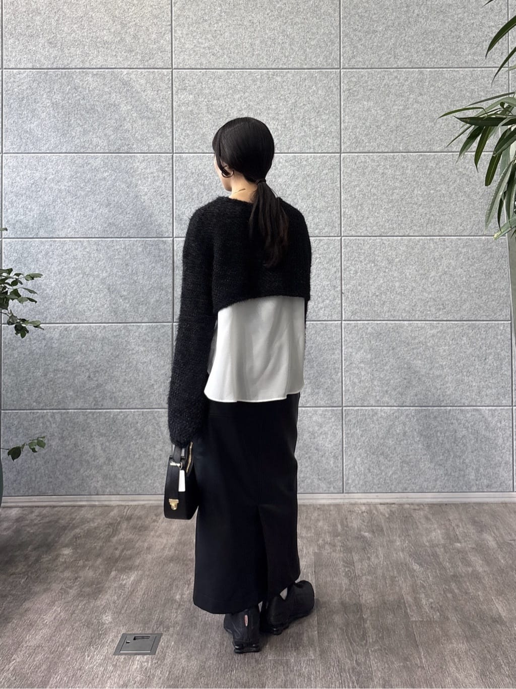 rinaさんの「INDIVI｜クロップドメッシュニット」を使ったコーディネート