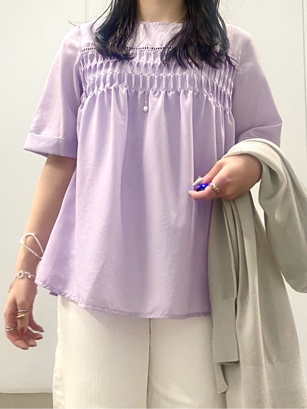 misakiさんの「INDIVI｜【褒められデニム】ワイドストレート デニムパンツ」を使ったコーディネート
