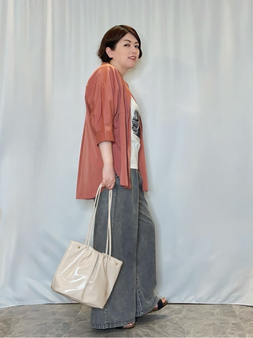 たみさんの「SHOO･LA･RUE｜【S-LL/洗濯後しわになりにくい】コットン風 前あきドルマンブラウス」を使ったコーディネート
